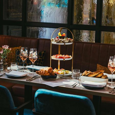 Hotel Hilton Vienna Plaza Esterno foto Afternoon tea at the restaurant