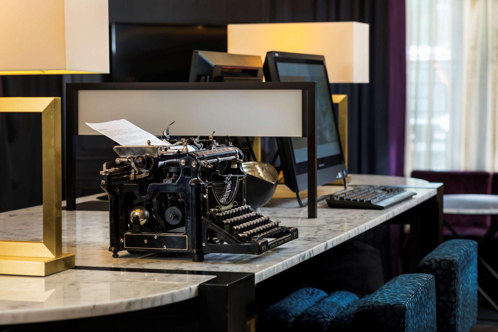 Hotel Hilton Vienna Plaza Esterno foto A typewriter in a business center