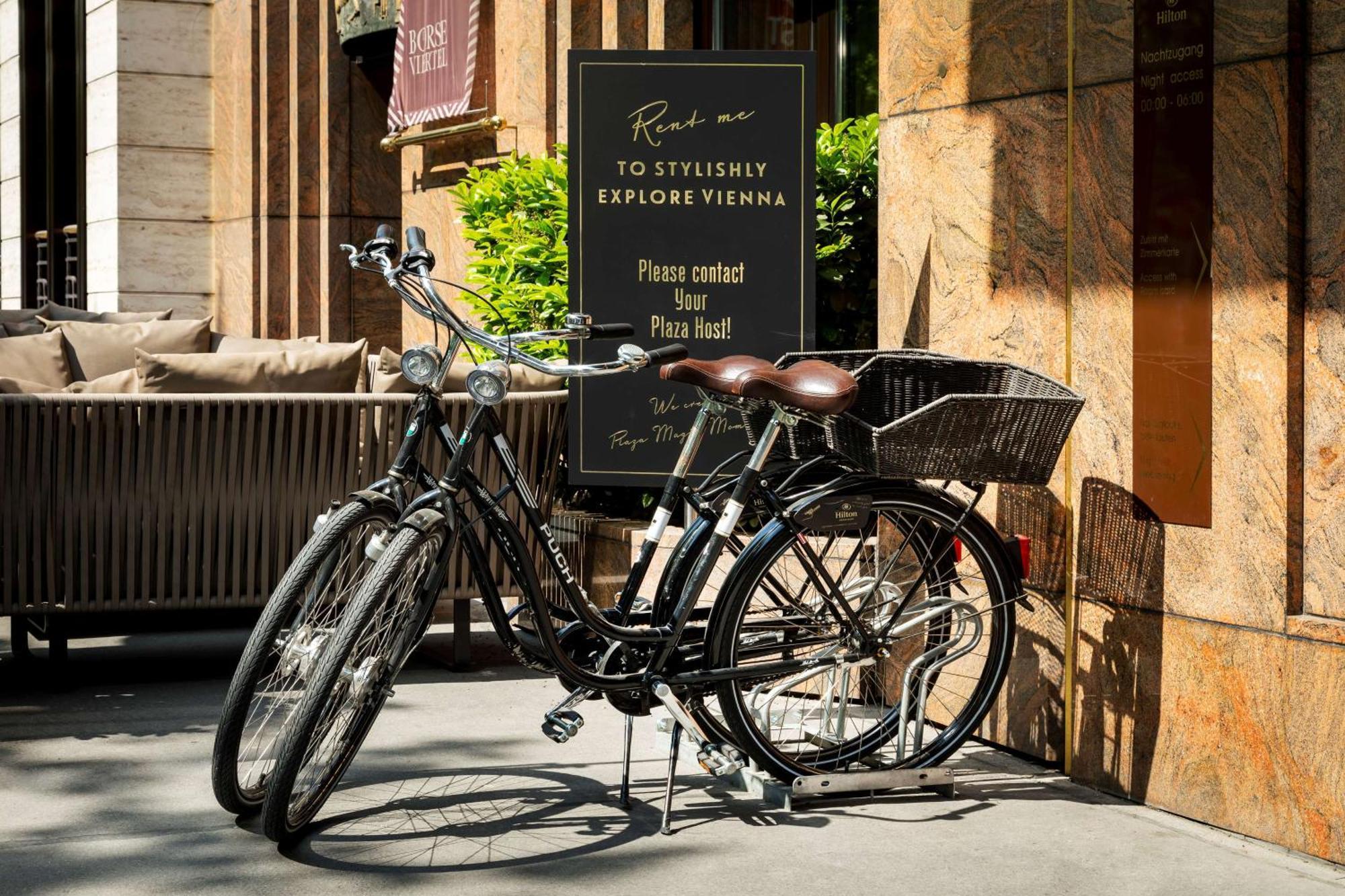 Hotel Hilton Vienna Plaza Esterno foto A bicycle at the entrance of the hotel