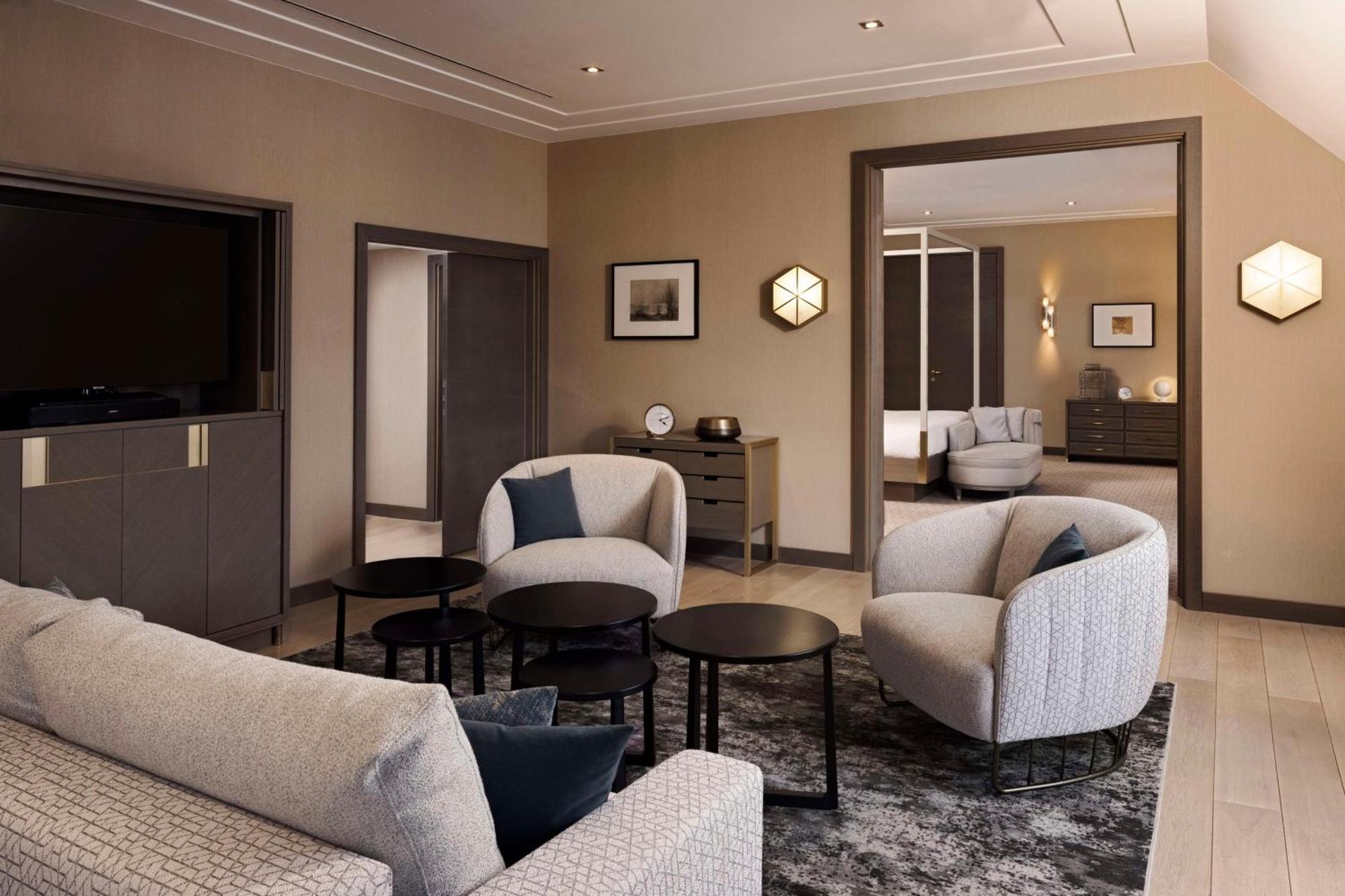 Hotel Hilton Vienna Plaza Esterno foto A suite at the hotel
