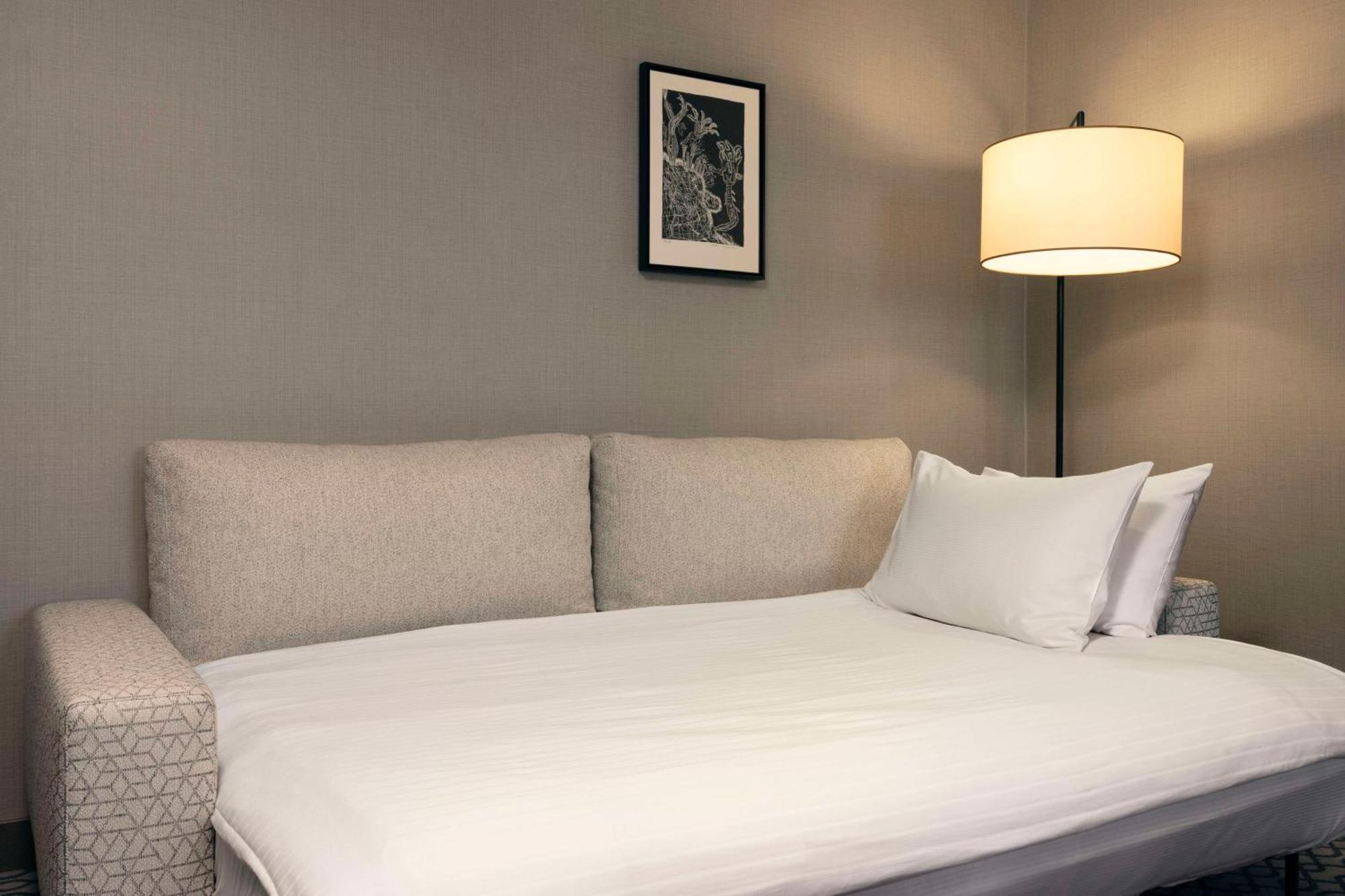 Hotel Hilton Vienna Plaza Esterno foto A sofa bed