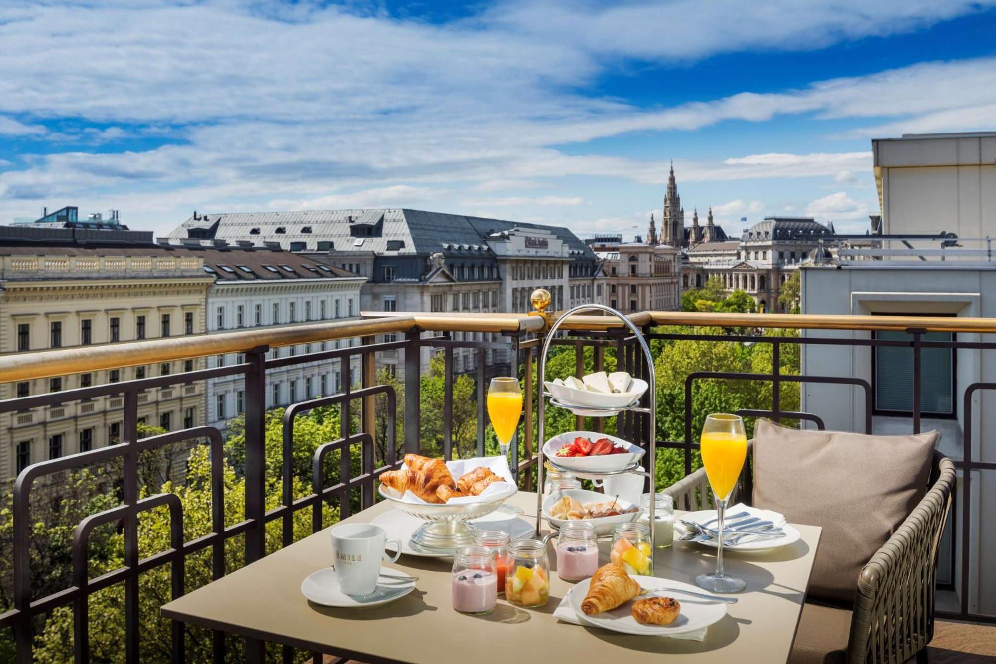 Hotel Hilton Vienna Plaza Esterno foto Breakfast at the Hotel