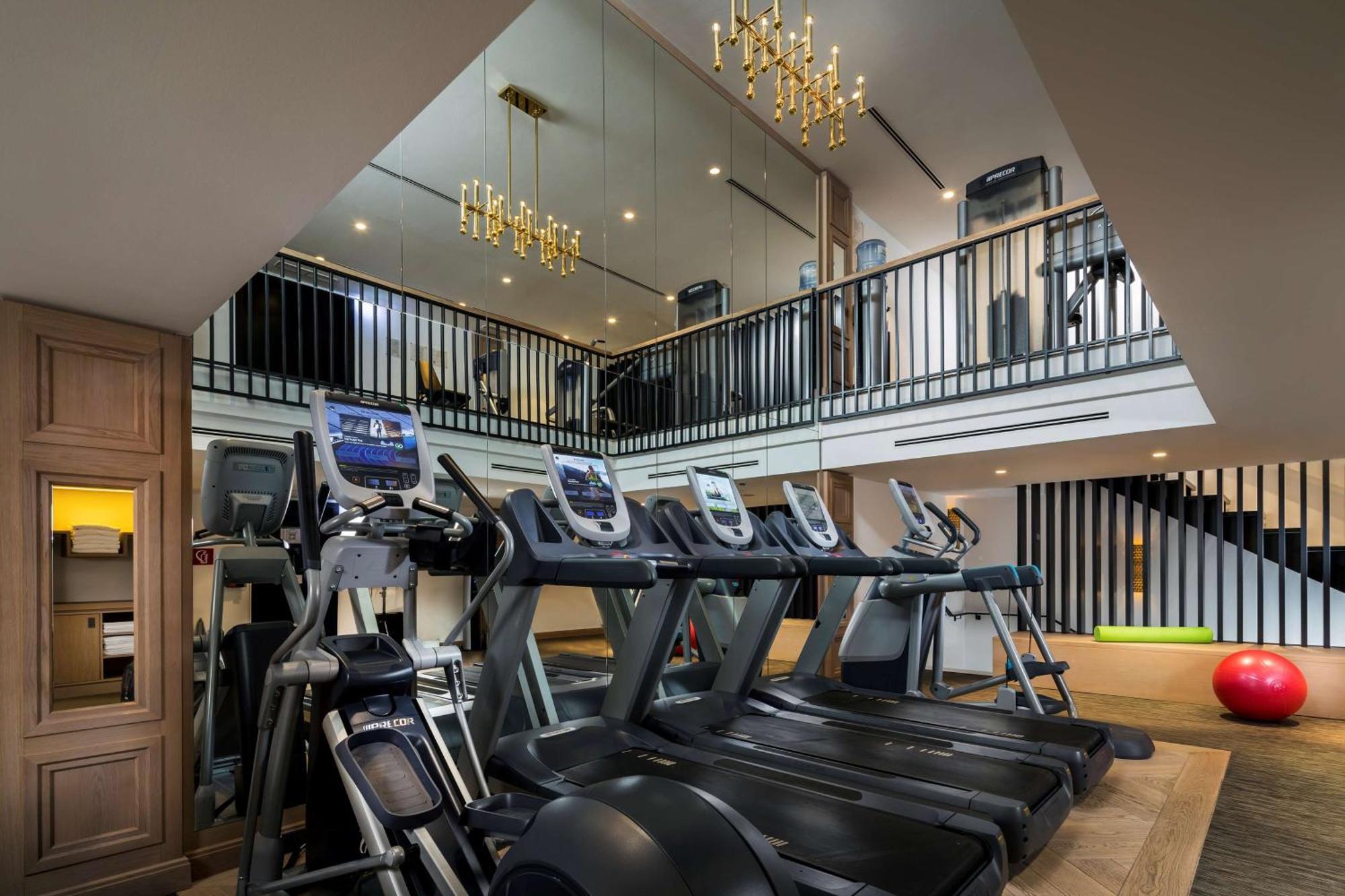 Hotel Hilton Vienna Plaza Esterno foto The gym at The Hari