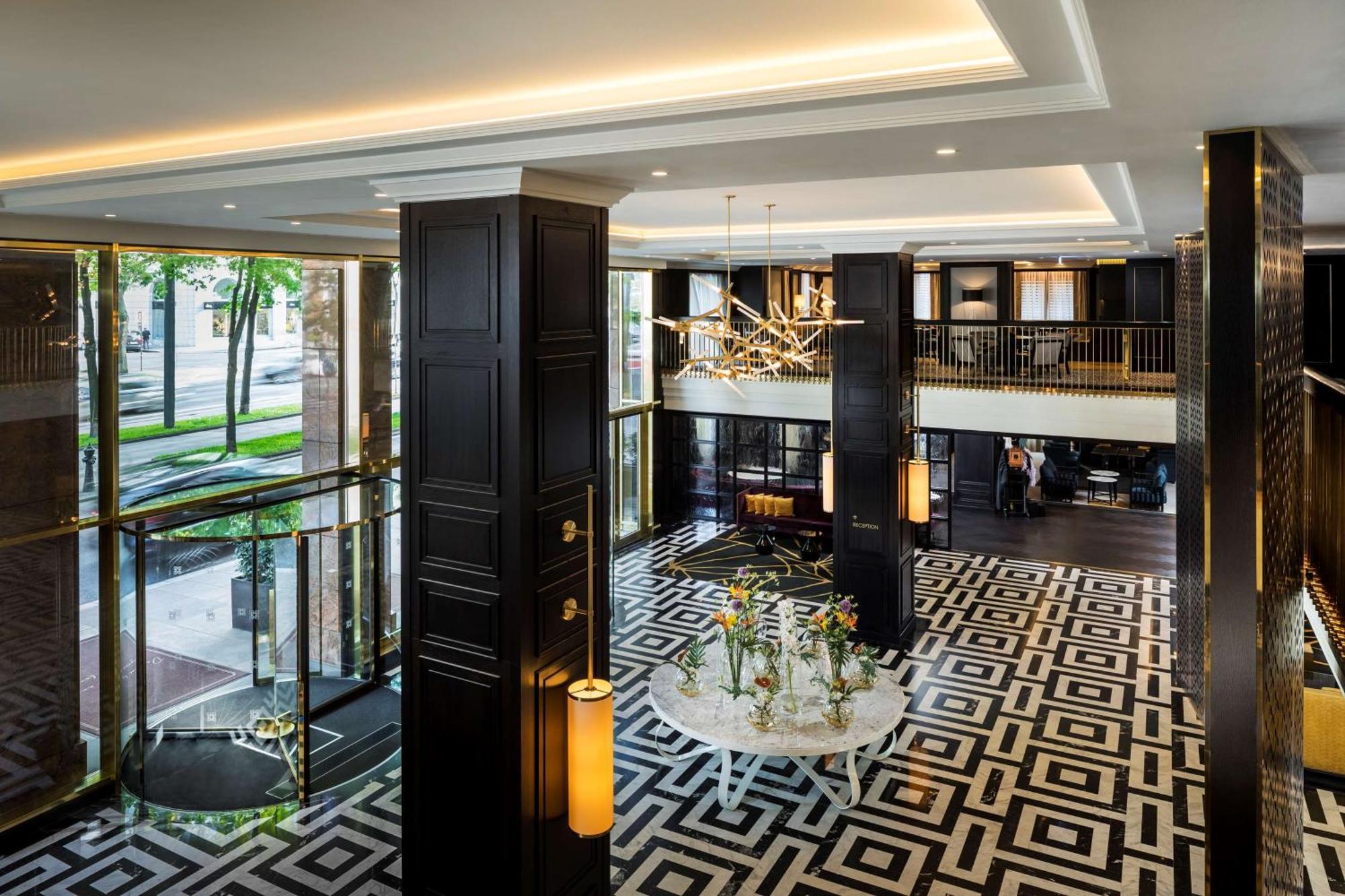 Hotel Hilton Vienna Plaza Esterno foto The hotel's lobby