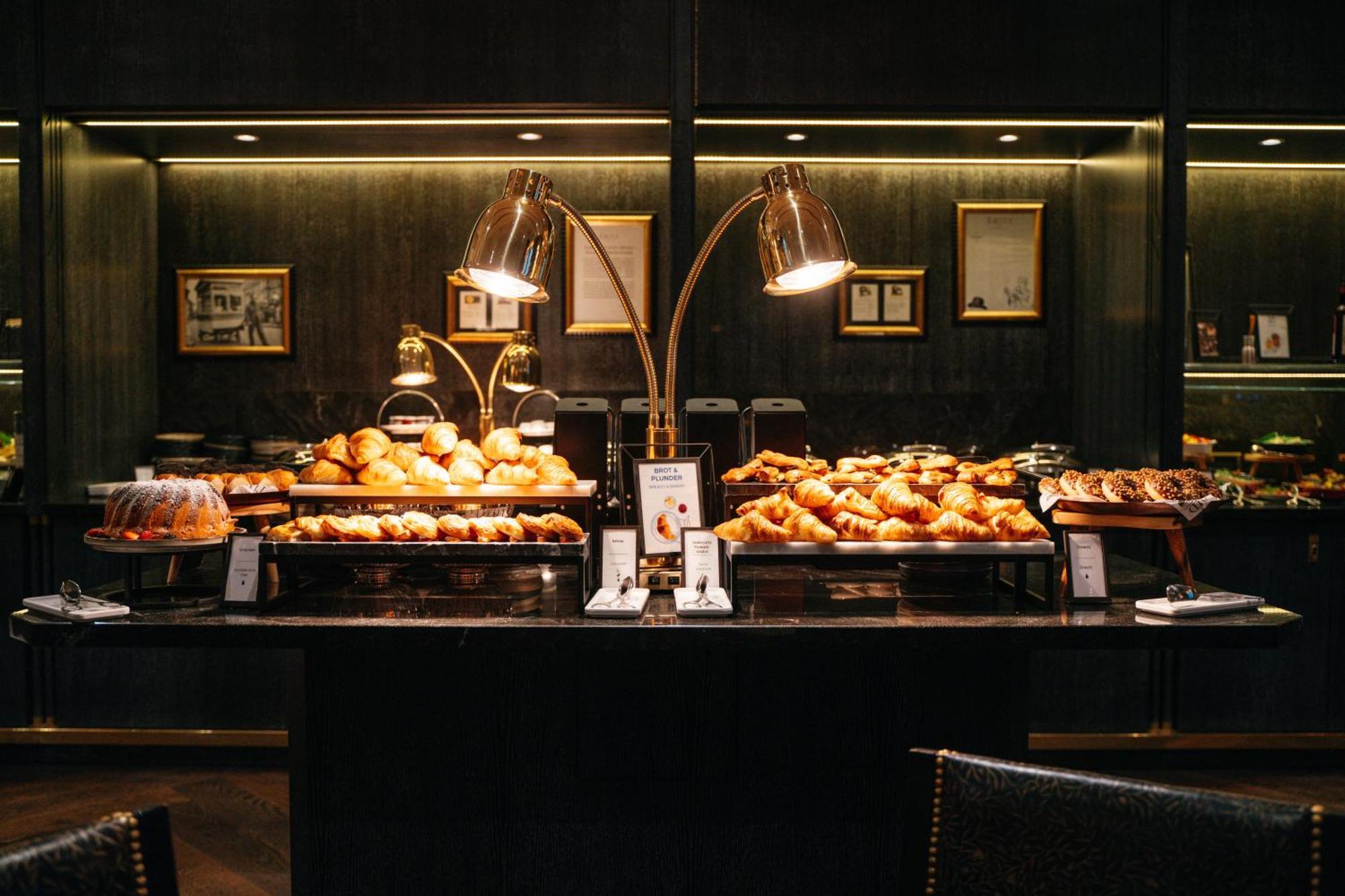 Hotel Hilton Vienna Plaza Esterno foto A buffet at a hotel