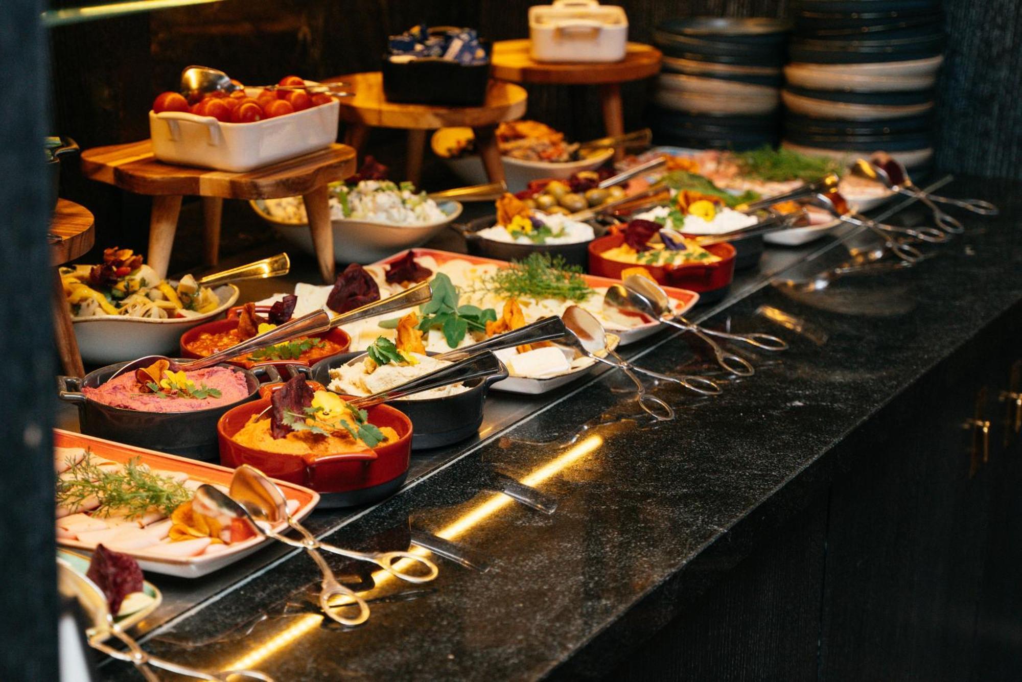 Hotel Hilton Vienna Plaza Esterno foto A buffet at a restaurant
