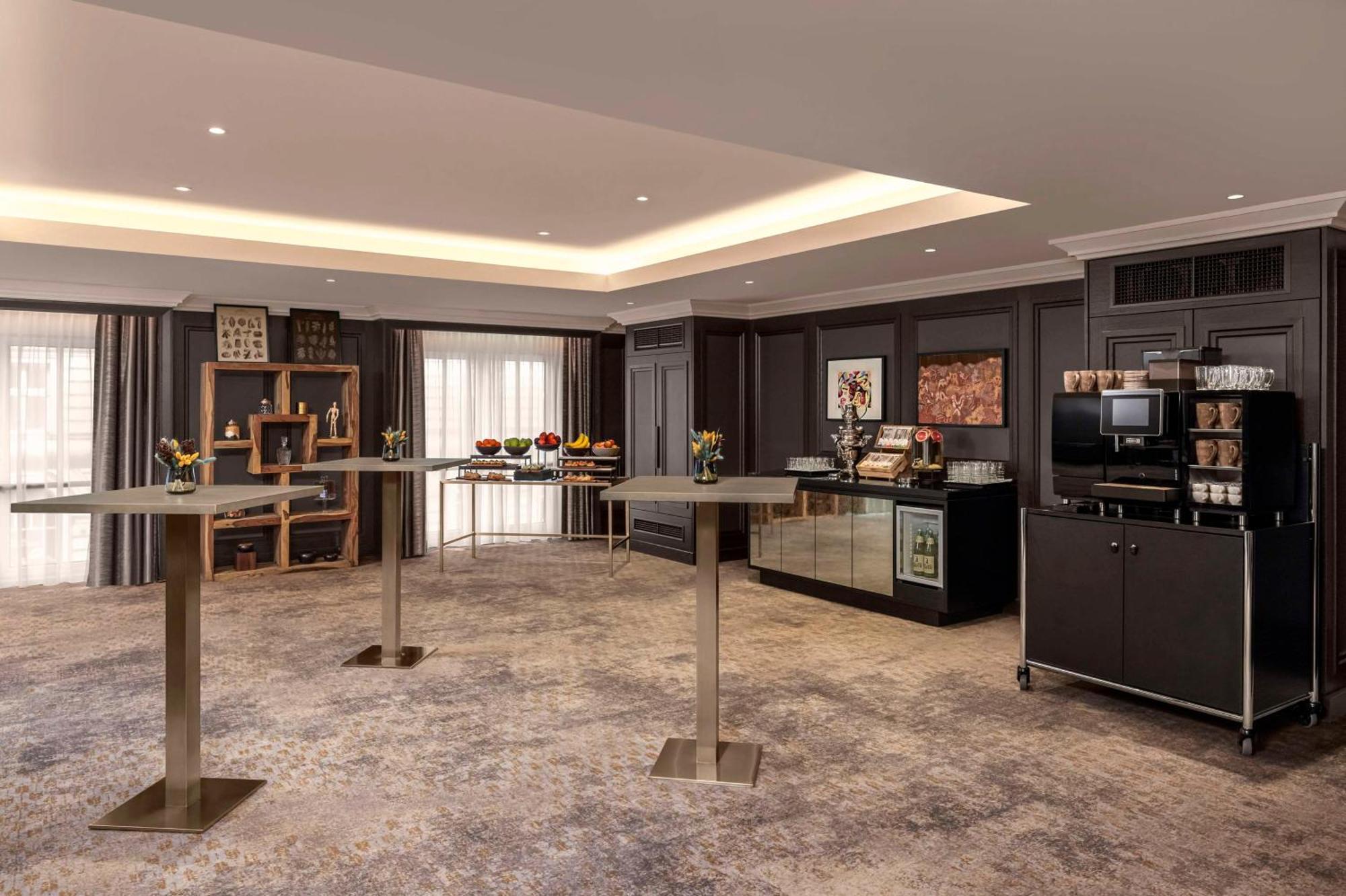 Hotel Hilton Vienna Plaza Esterno foto The Club Lounge at the hotel