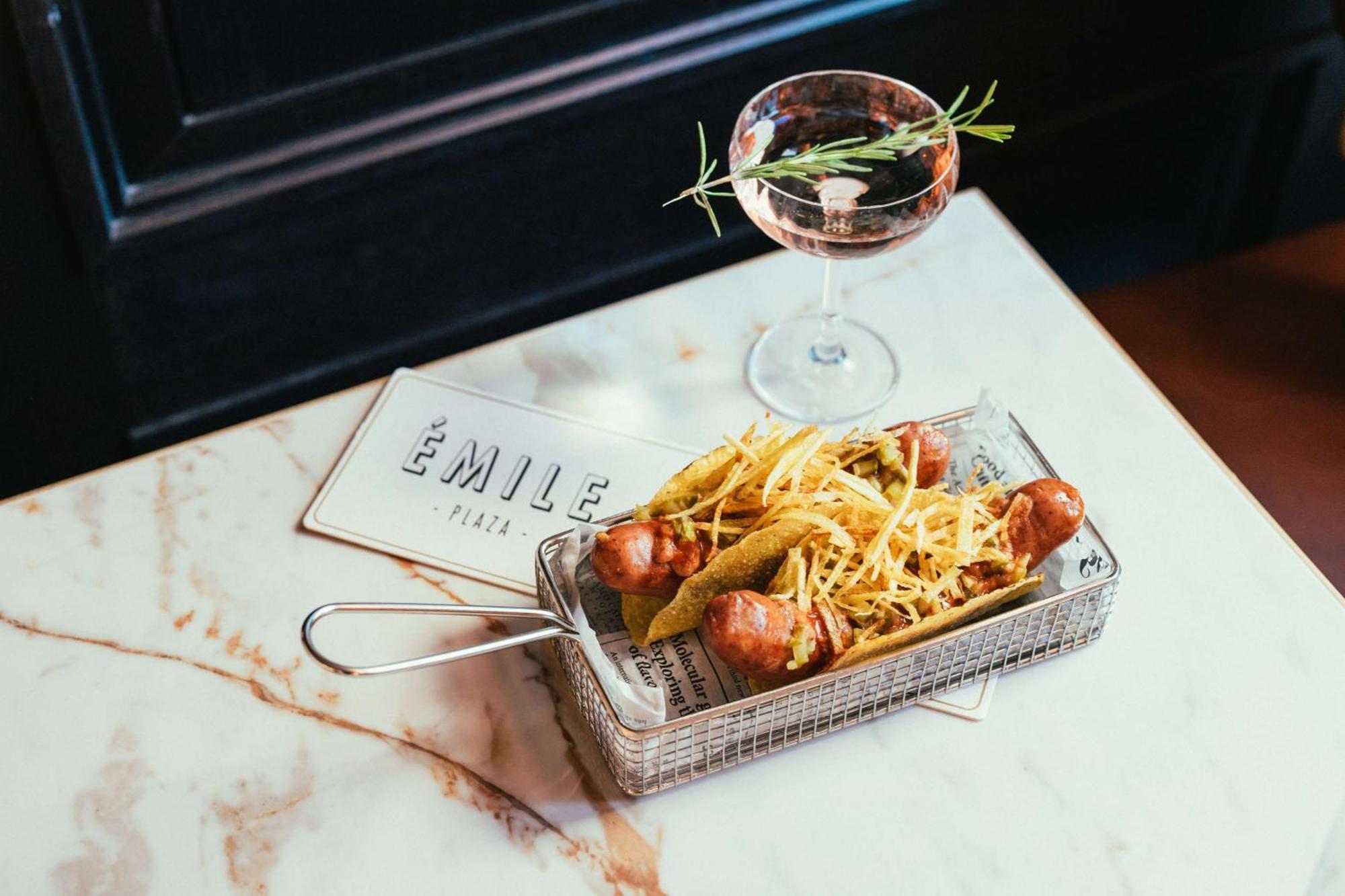 Hotel Hilton Vienna Plaza Esterno foto A hot dog at Smile