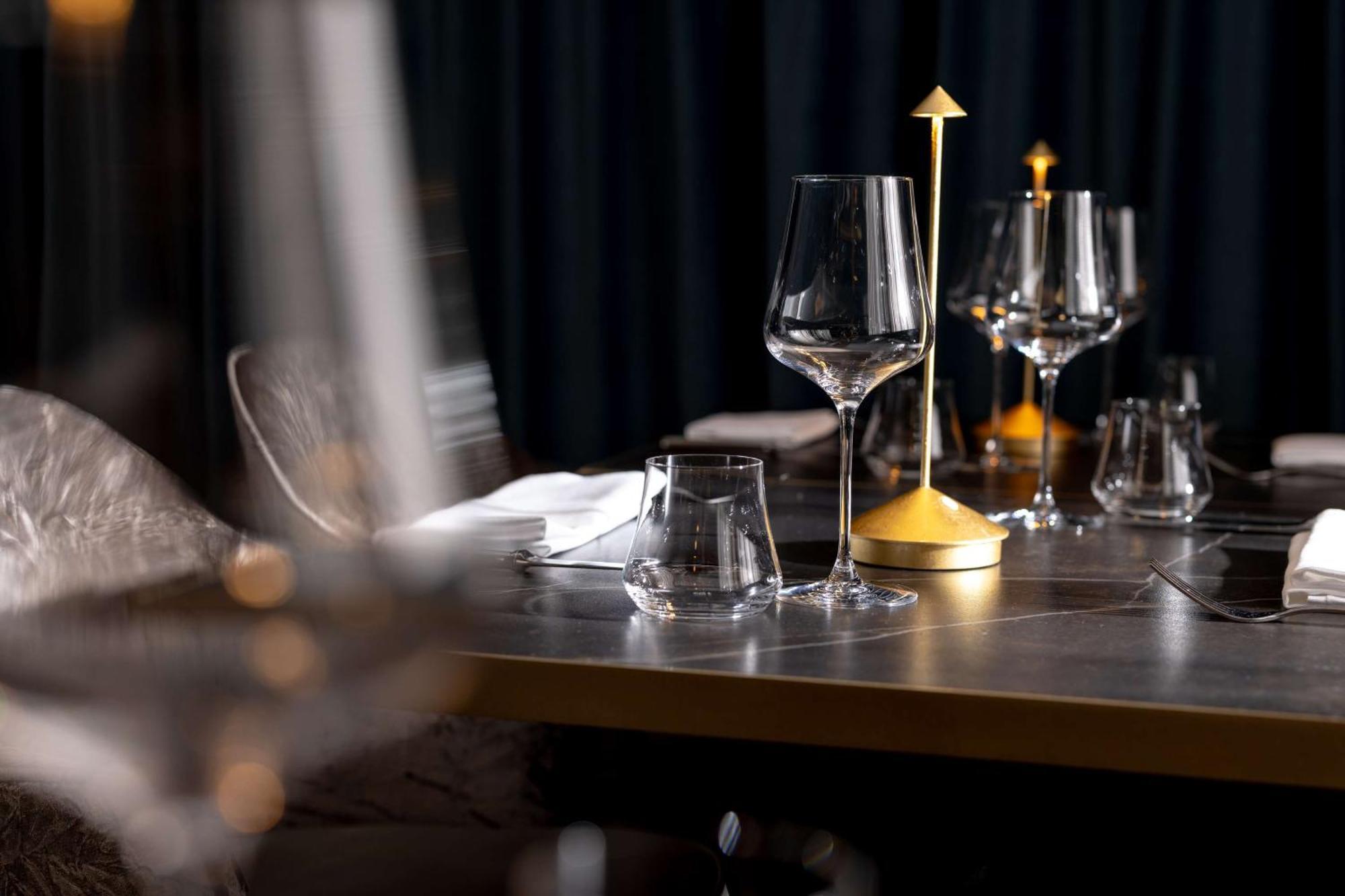 Hotel Hilton Vienna Plaza Esterno foto Restaurant AOC