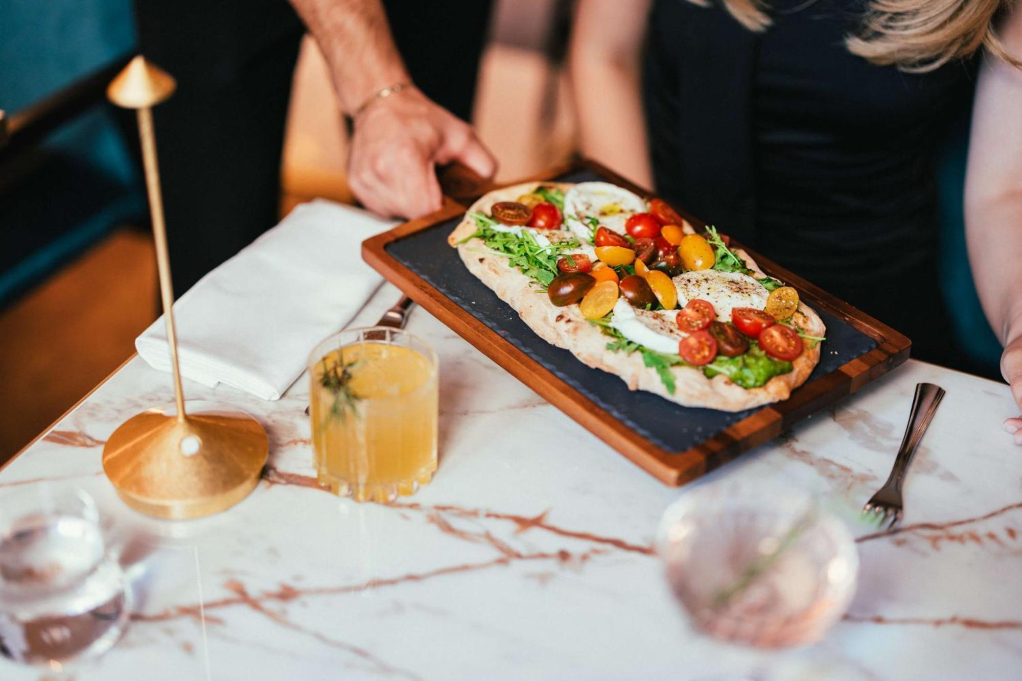 Hotel Hilton Vienna Plaza Esterno foto A flatbread with goat's cheese and tomatoes