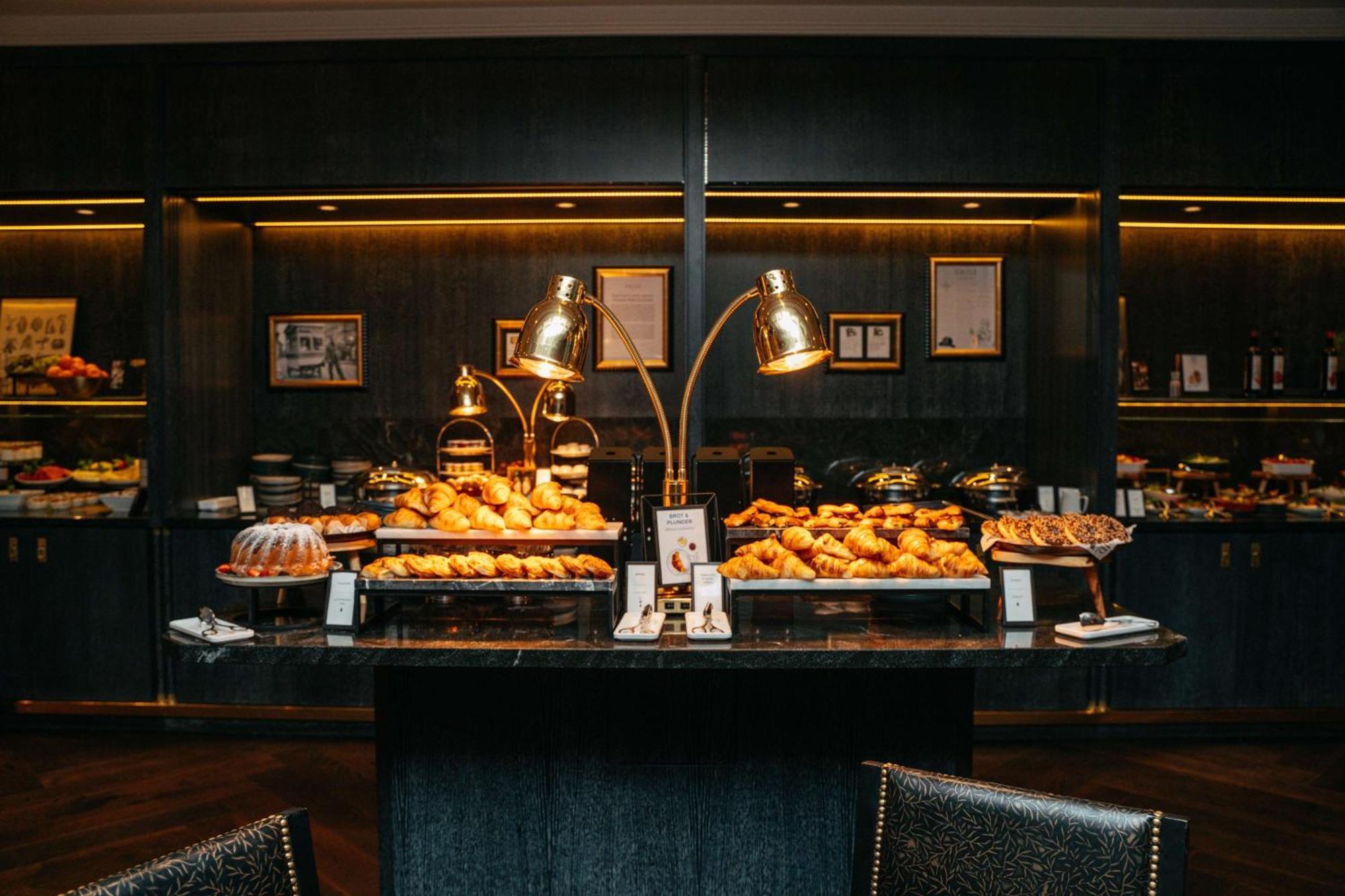 Hotel Hilton Vienna Plaza Esterno foto The buffet at the lounge