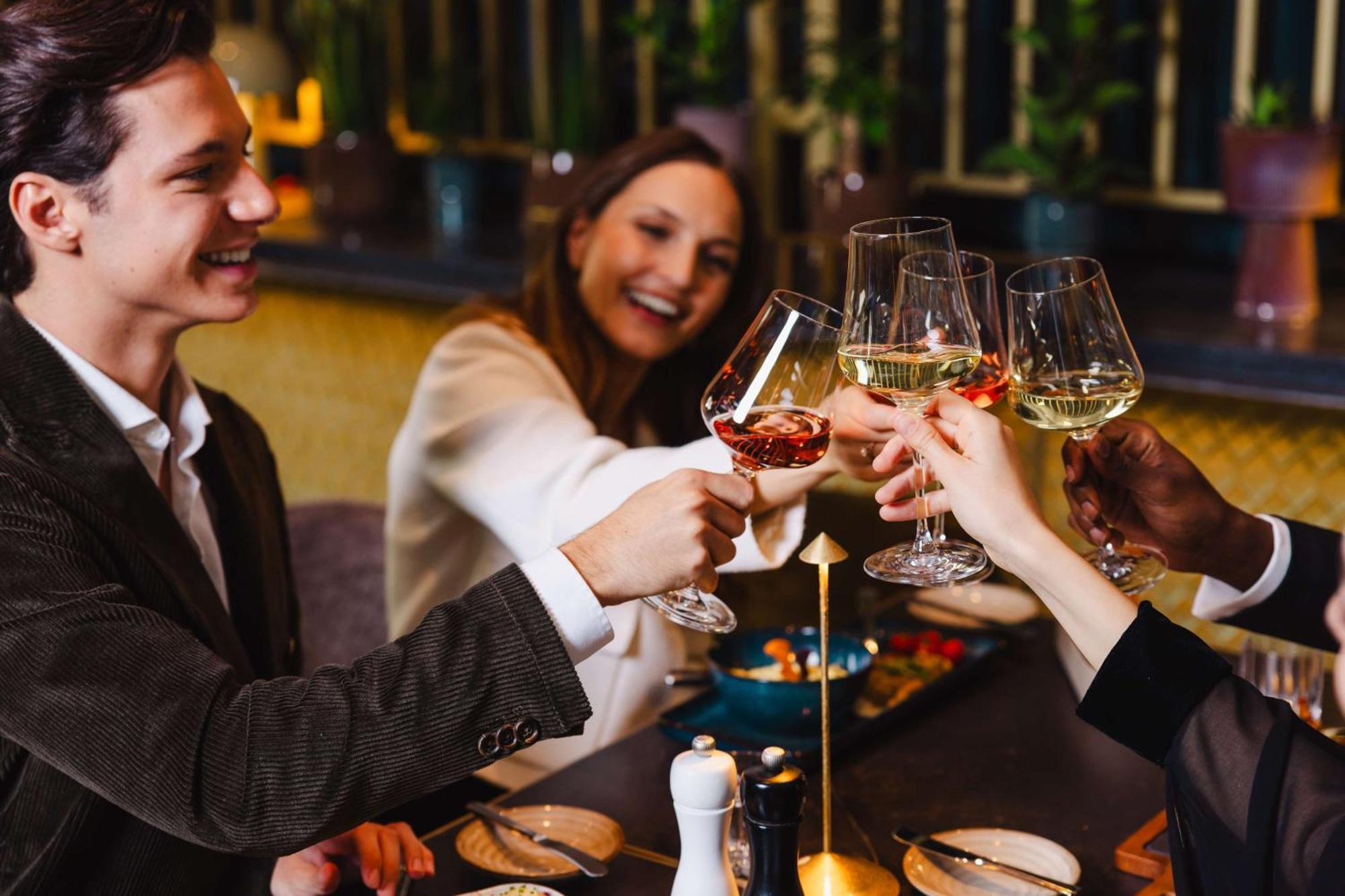 Hotel Hilton Vienna Plaza Esterno foto A toast with wine