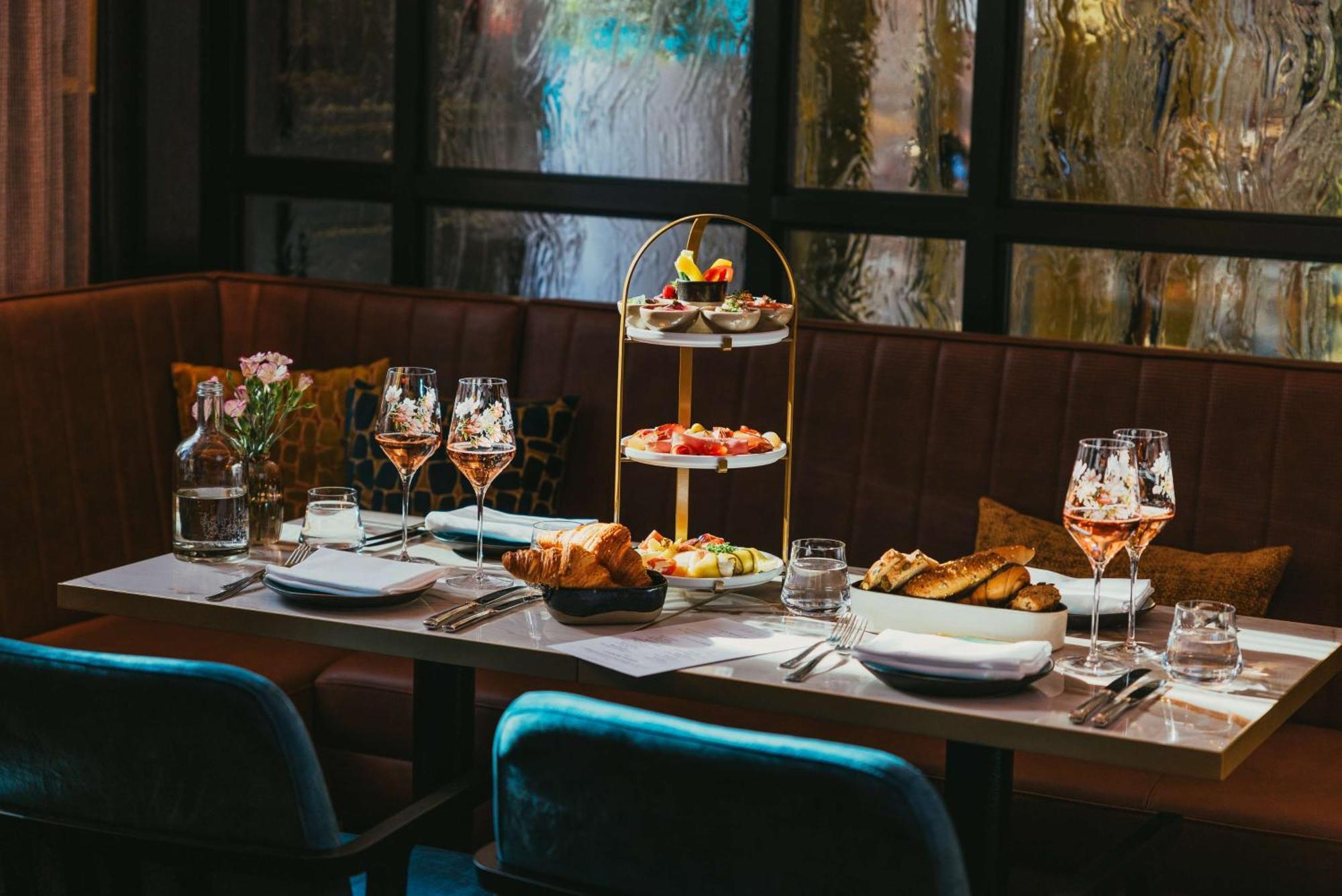 Hotel Hilton Vienna Plaza Esterno foto Afternoon tea at the restaurant